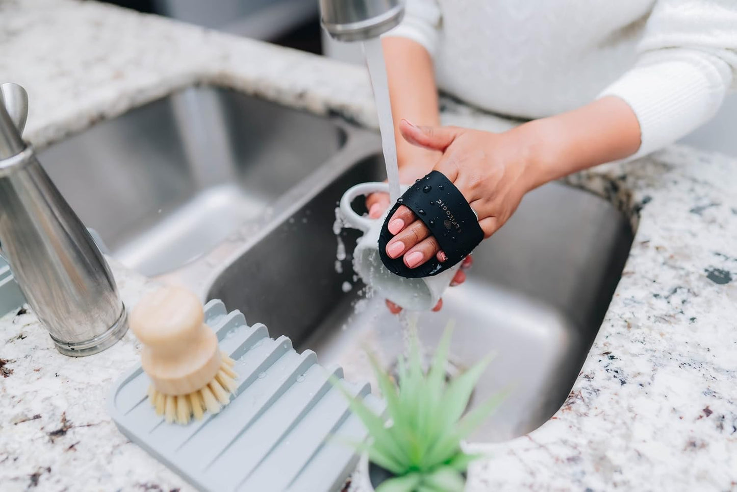 Effilogic Silicone Sponge Holder – Self-Draining Kitchen Sink Organizer, Quick Dry Mat and Counter Protector – Dishwashing Accessories for Sponges, Brushes, and Soap - Medium White