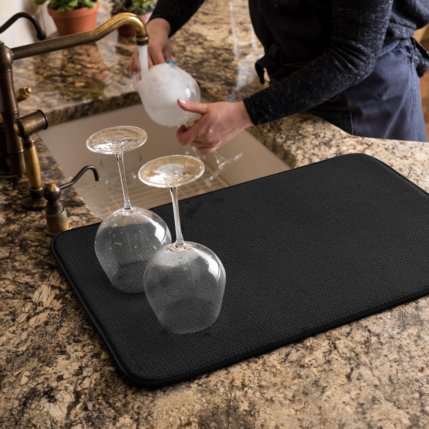 Bellemain XXL Dish Mat Microfiber Dish Drying Mat, Super absorbent (Black, 17" x 24")